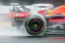 Thumbnail for article: Bizarre taferelen op Hungaroring: Red Bull-vrachtwagen staat vast in water