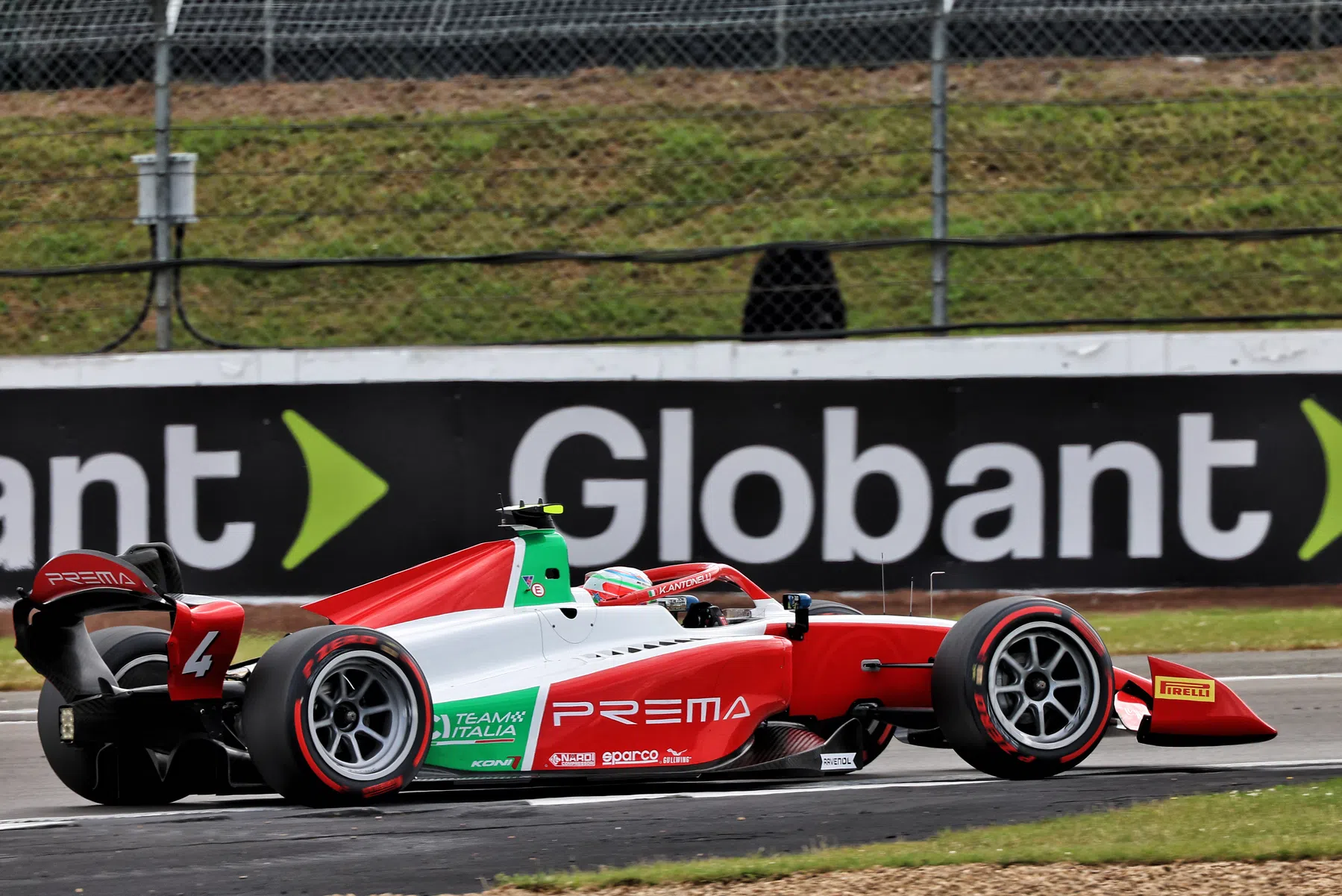 Paul Aron prend la pole position, Antonelli termine septième et Bearman est en difficulté.