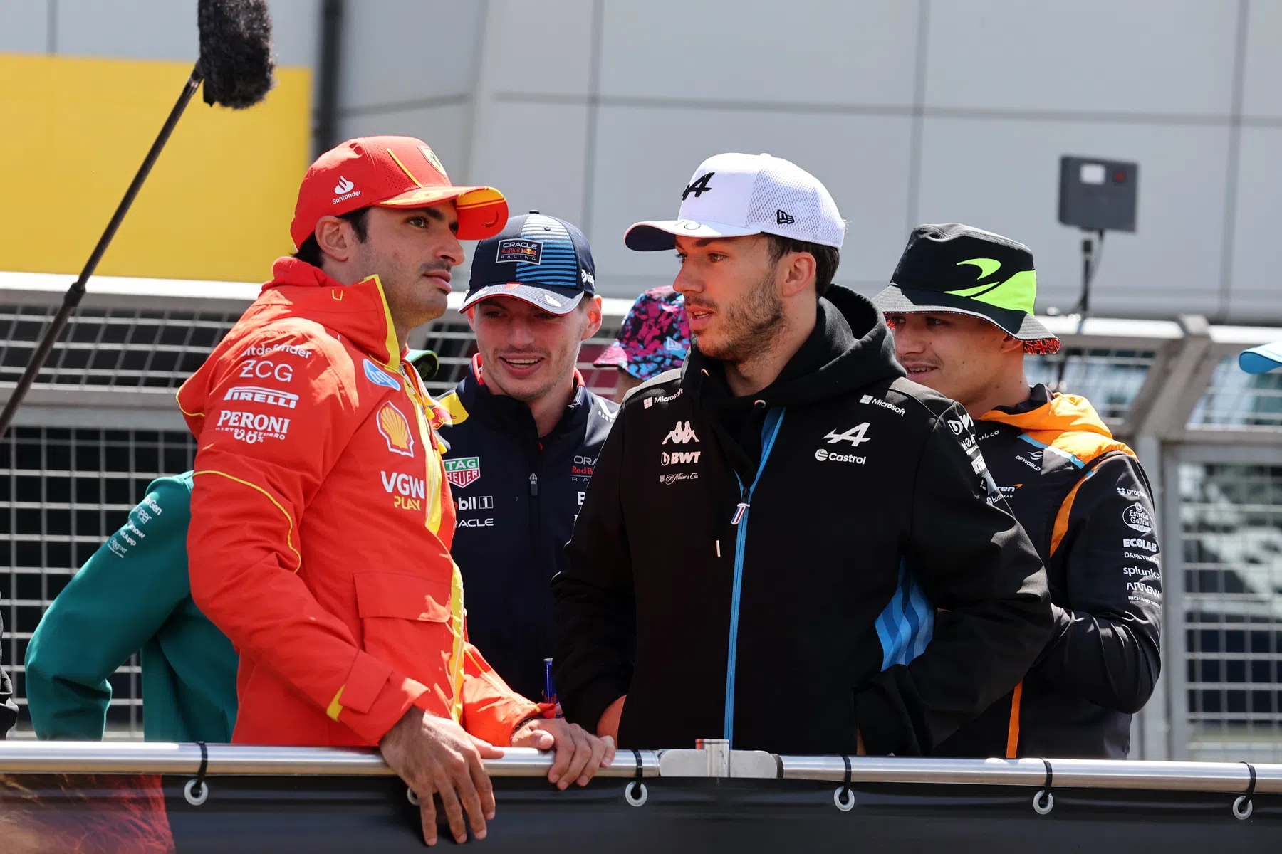 Carlos Sainz sigue dominando el mercado de pilotos, según Kevin Magnussen