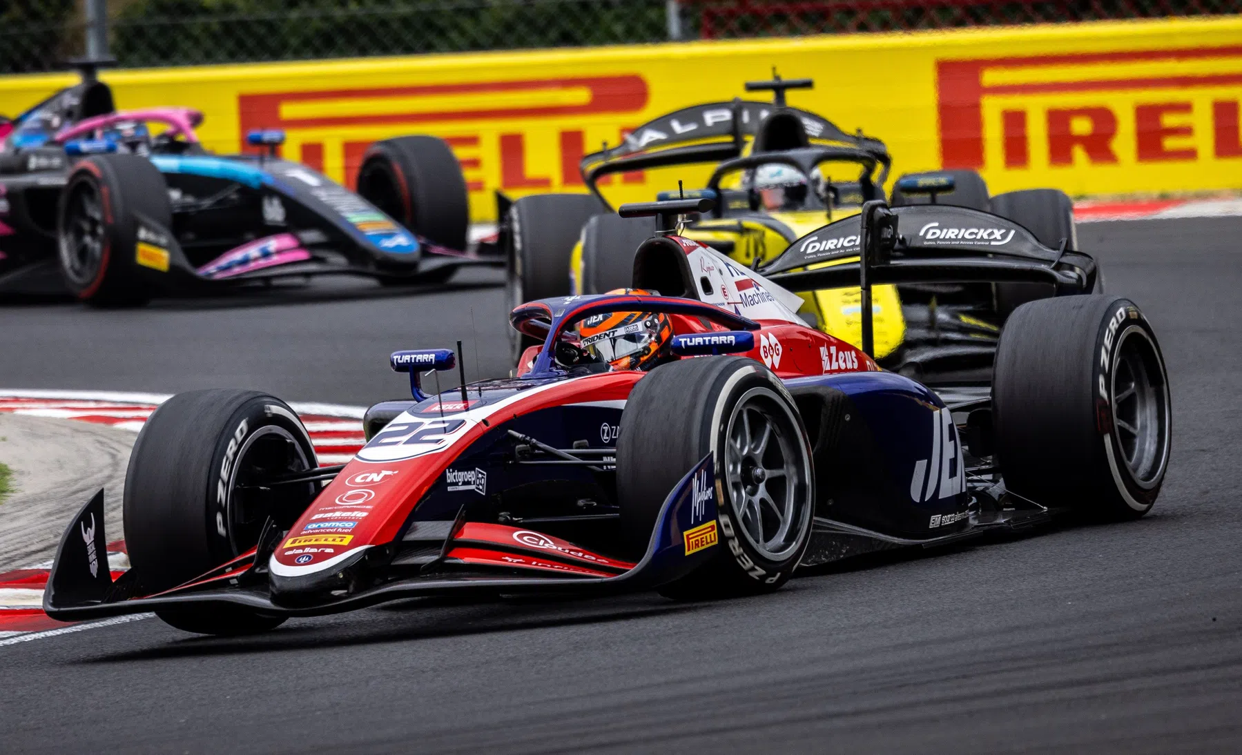 F2 Andrea Kimi Antonelli mit Unfallschaden Zak O'Sullivan und Oliver Goethe