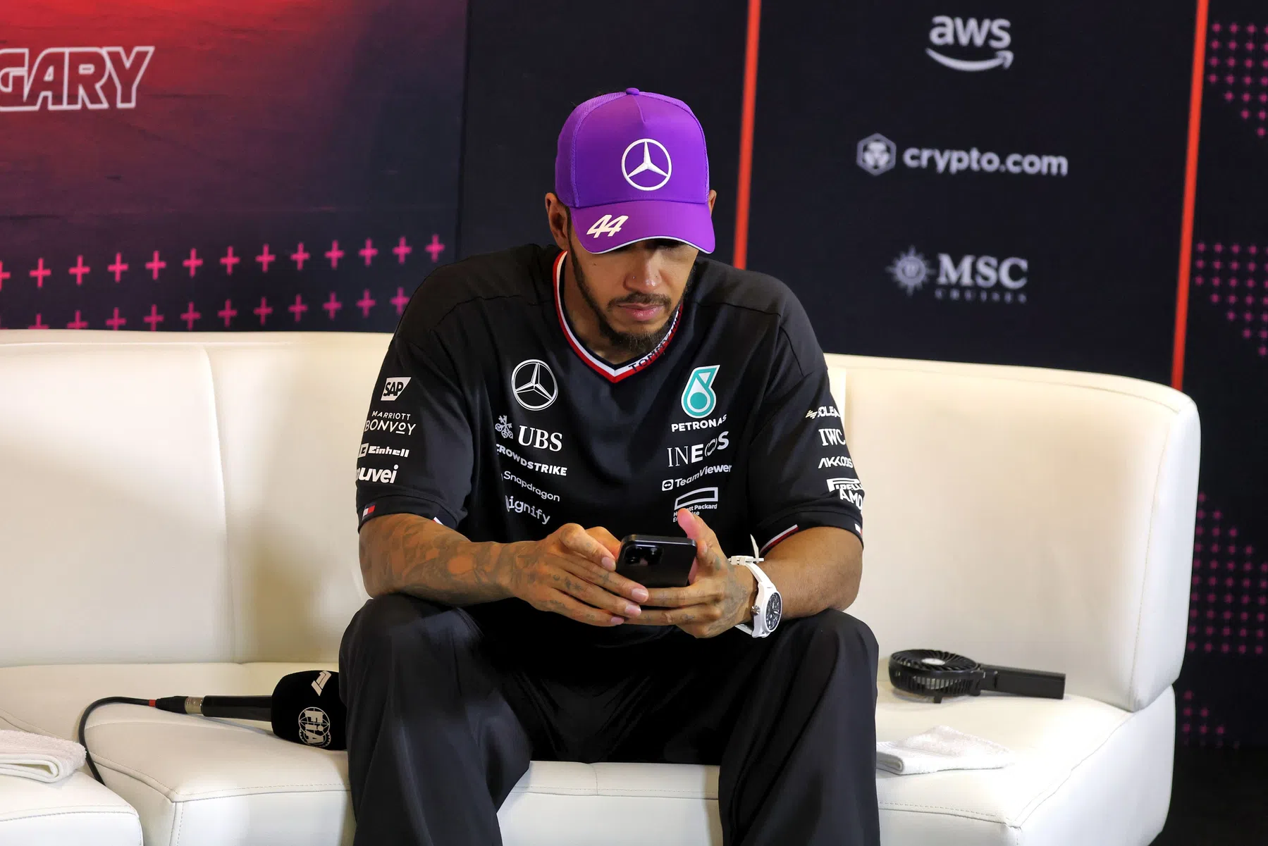 La reacción de Hamilton tras su incidente con un 'hostil' Verstappen