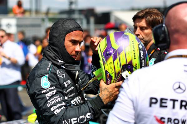 Hamilton aponta as altas temperaturas como um problema para a Mercedes