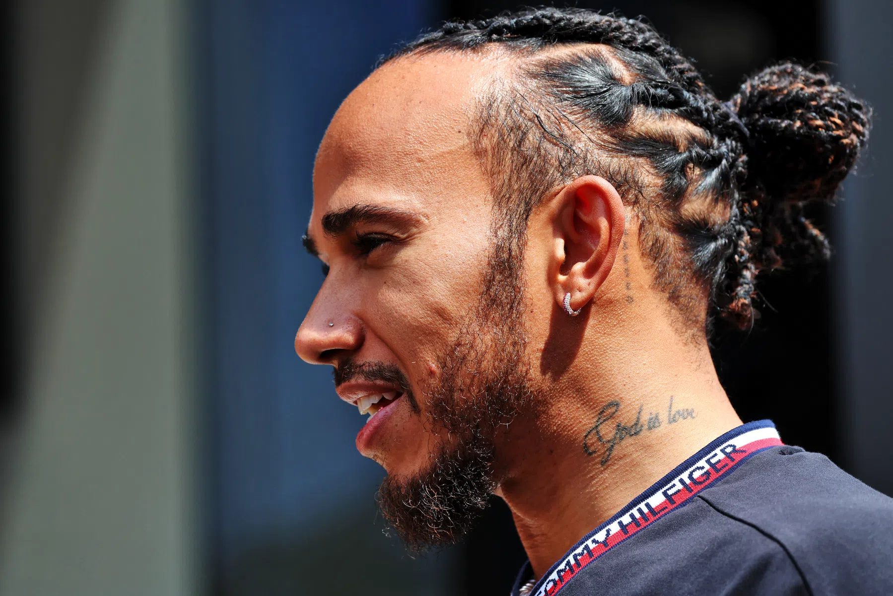 lewis hamilton dans une affaire d'exploitation du personnel avec des fournisseurs de Dior