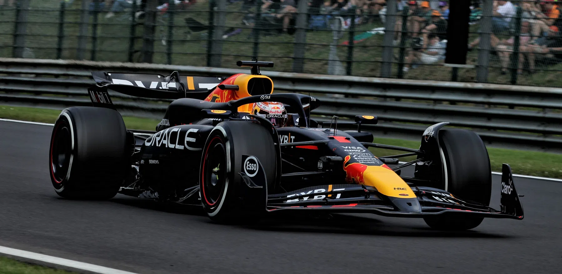 Verstappen rijdt concurrentie op een hoop tijdens VT1 in België