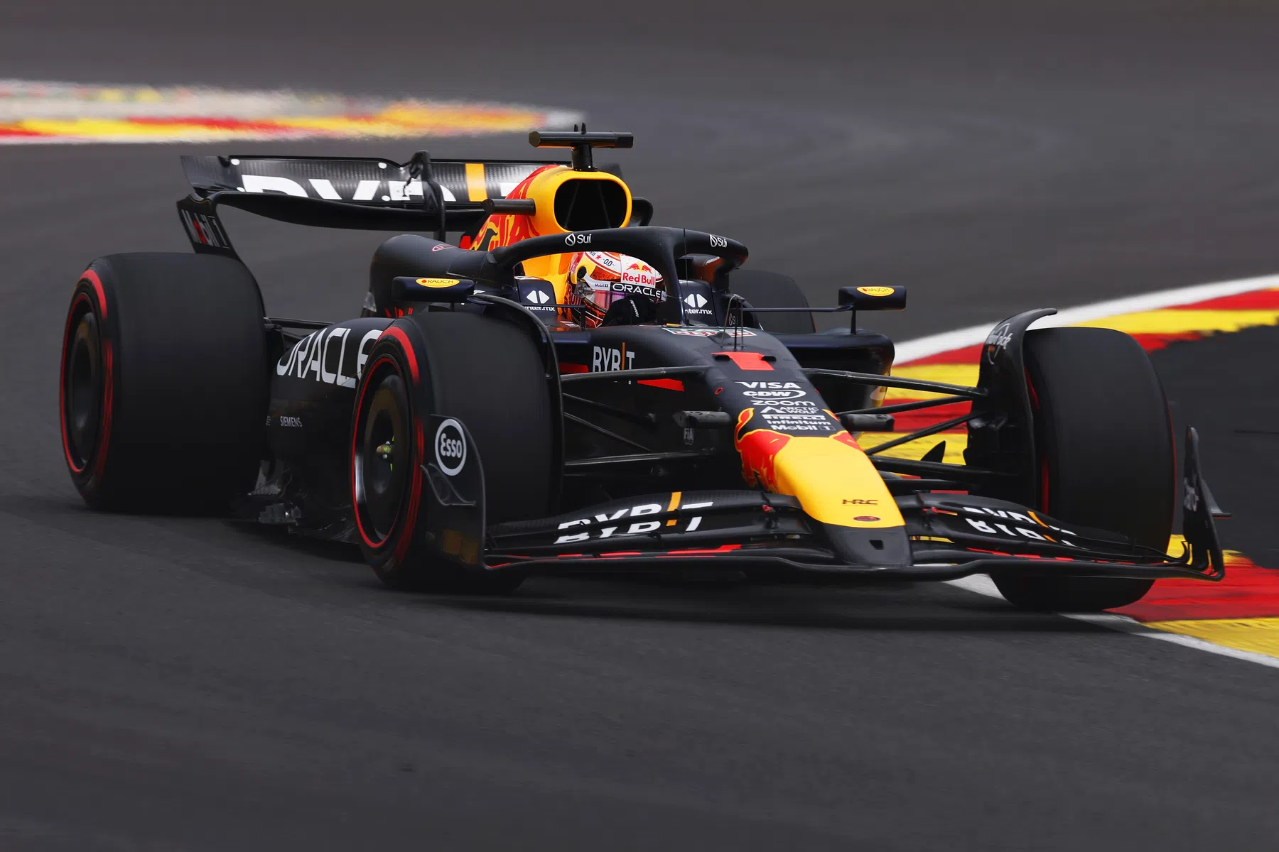 La Red Bull modifica drasticamente la RB20 per Spa: ala posteriore