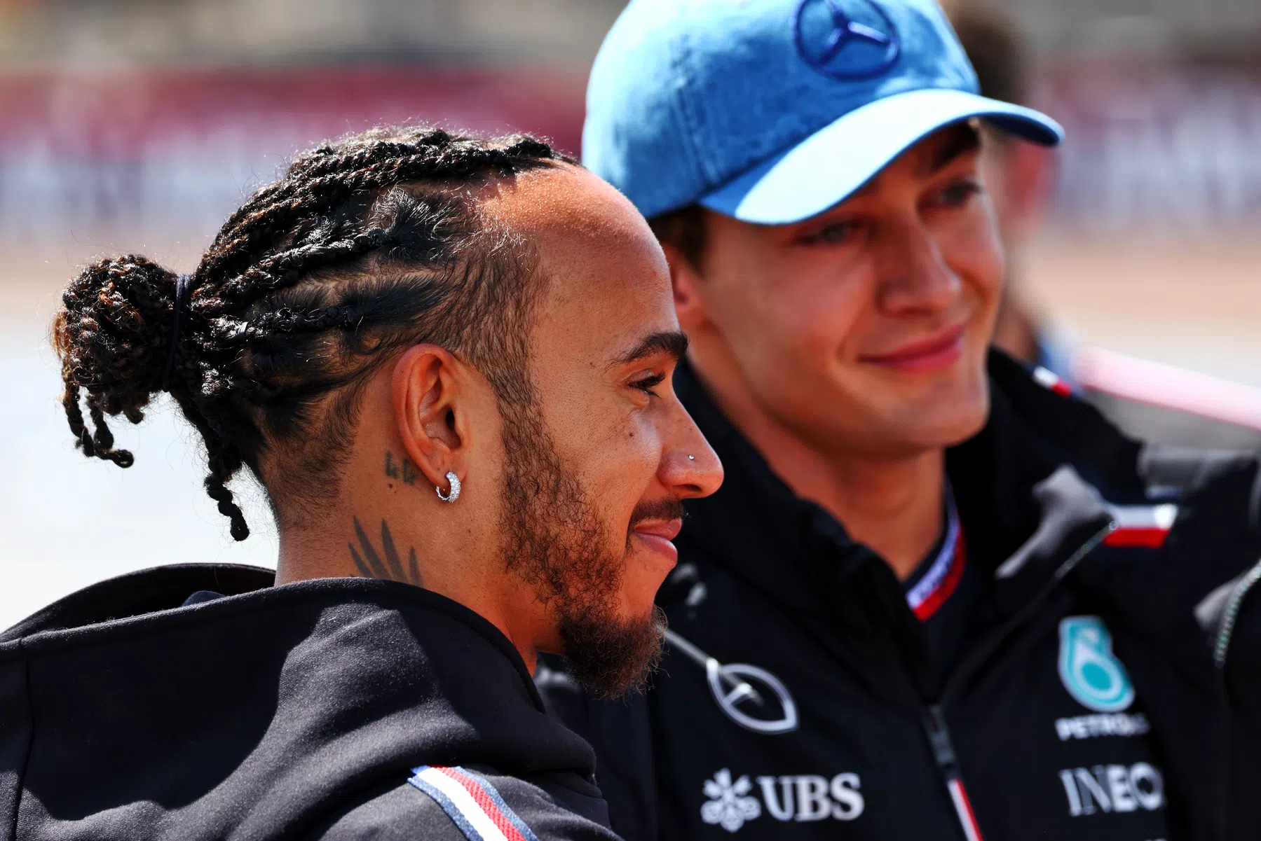 Hamilton envia mensagem de apoio a Russell após desclassificação em Spa