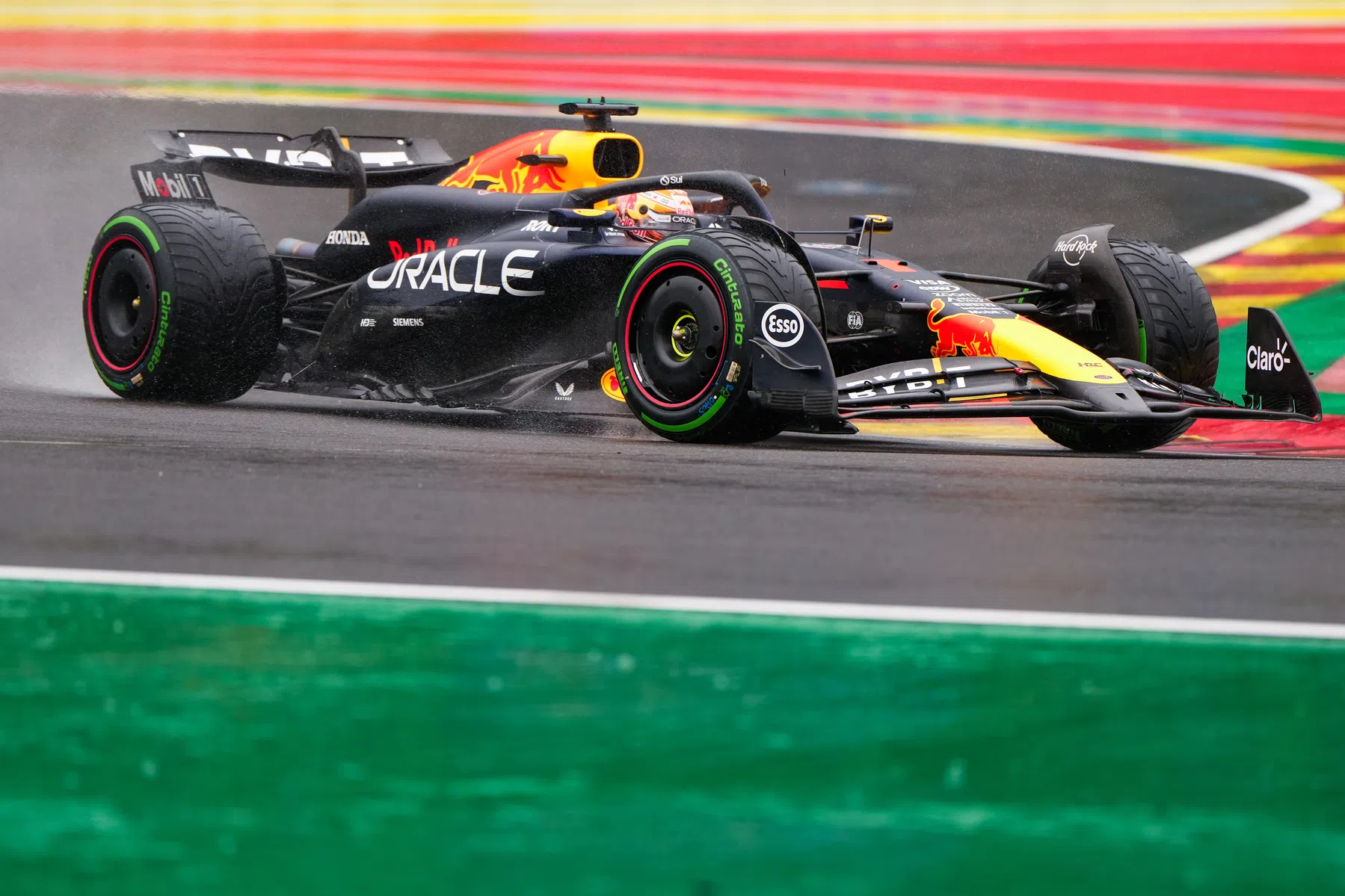 red bull lässt Fans beim Großen Preis von Singapur die Farbe wählen