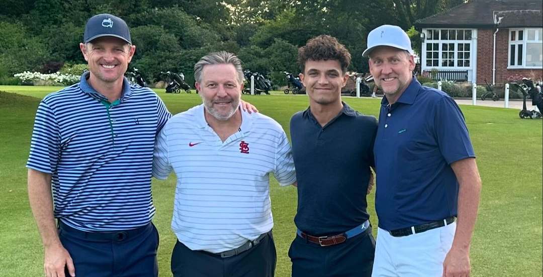 Brown, CEO da McLaren, bate em Norris com um taco de golfe