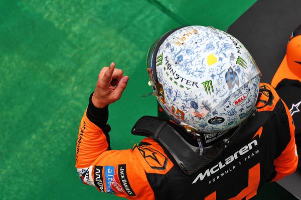 Norris subasta el casco especial del GP de Hungría de McLaren