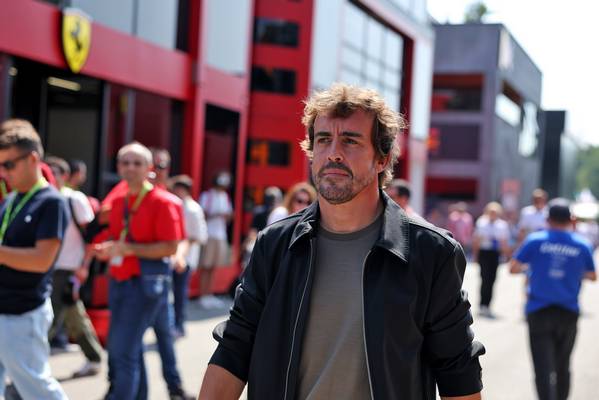 Alonso en Aston Martin Drugovich VT1  in zijn auto op Monza