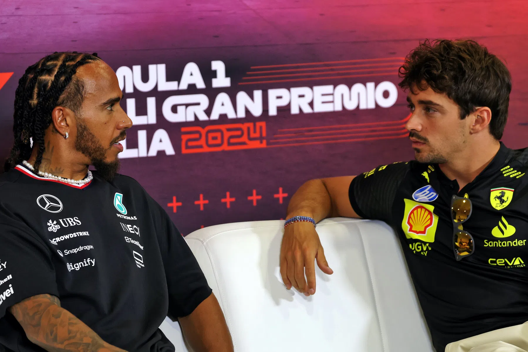 Charles Leclerc motive Lewis Hamilton pour la F1 en Italie Ferrari