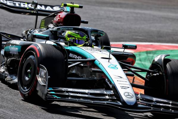 Lewis Hamilton hoort gelach op Mercedes radio in VT2 Monza