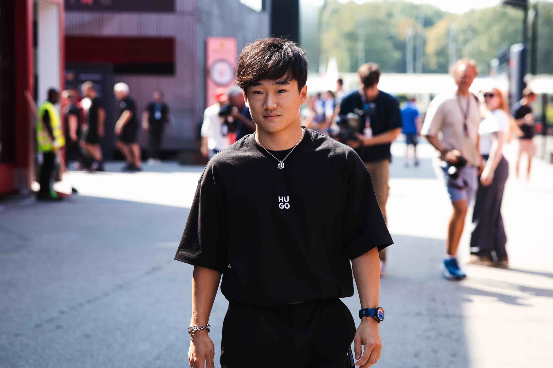 yuki tsunoda en una carrera de demostración en taiwán en nombre de Red Bull Racing