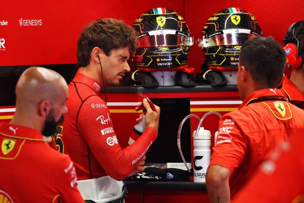 Oscar Piastri y Charles Leclerc ante los comisarios tras una salida de pista en la FP3 del GP de Italia