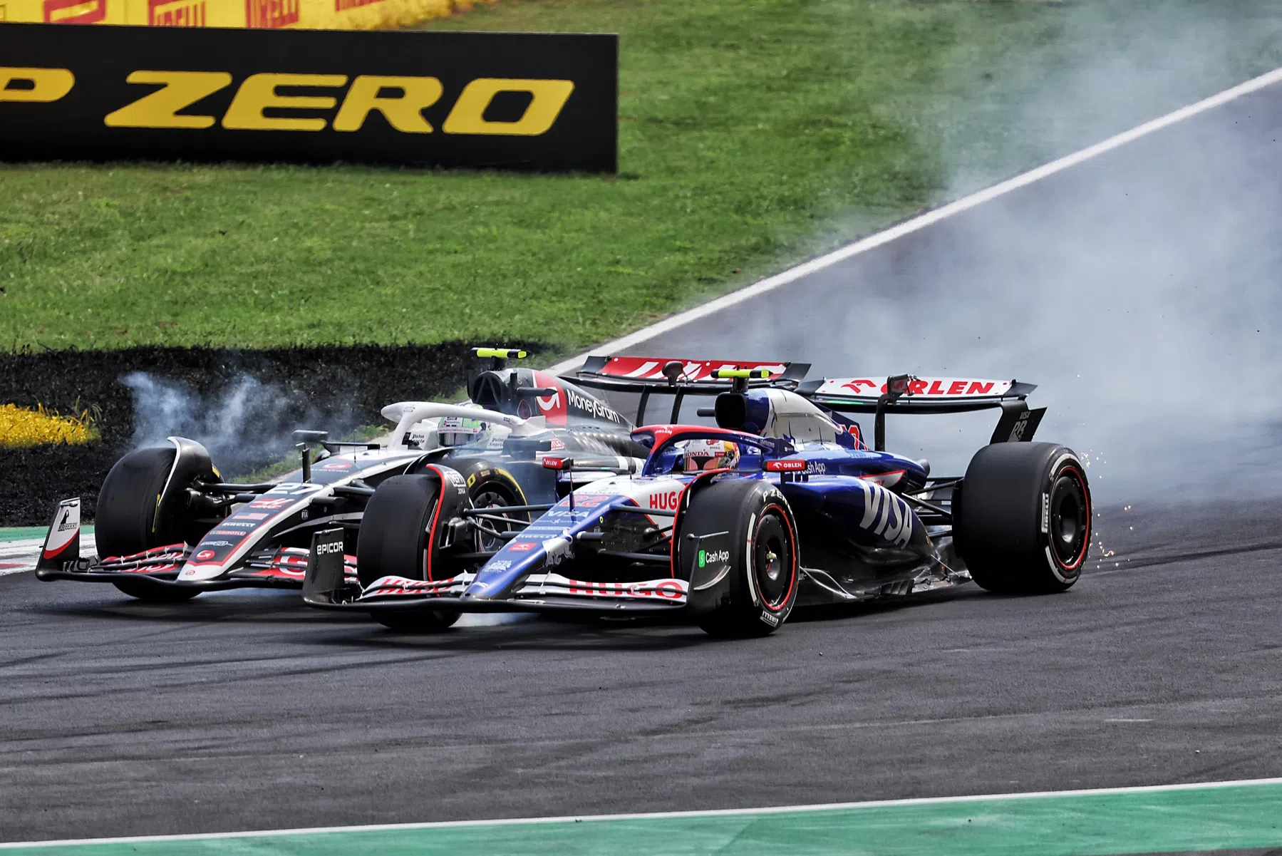 Yuki Tsunoda boos op Nico Hulkenberg na botsing tijdens Grand Prix