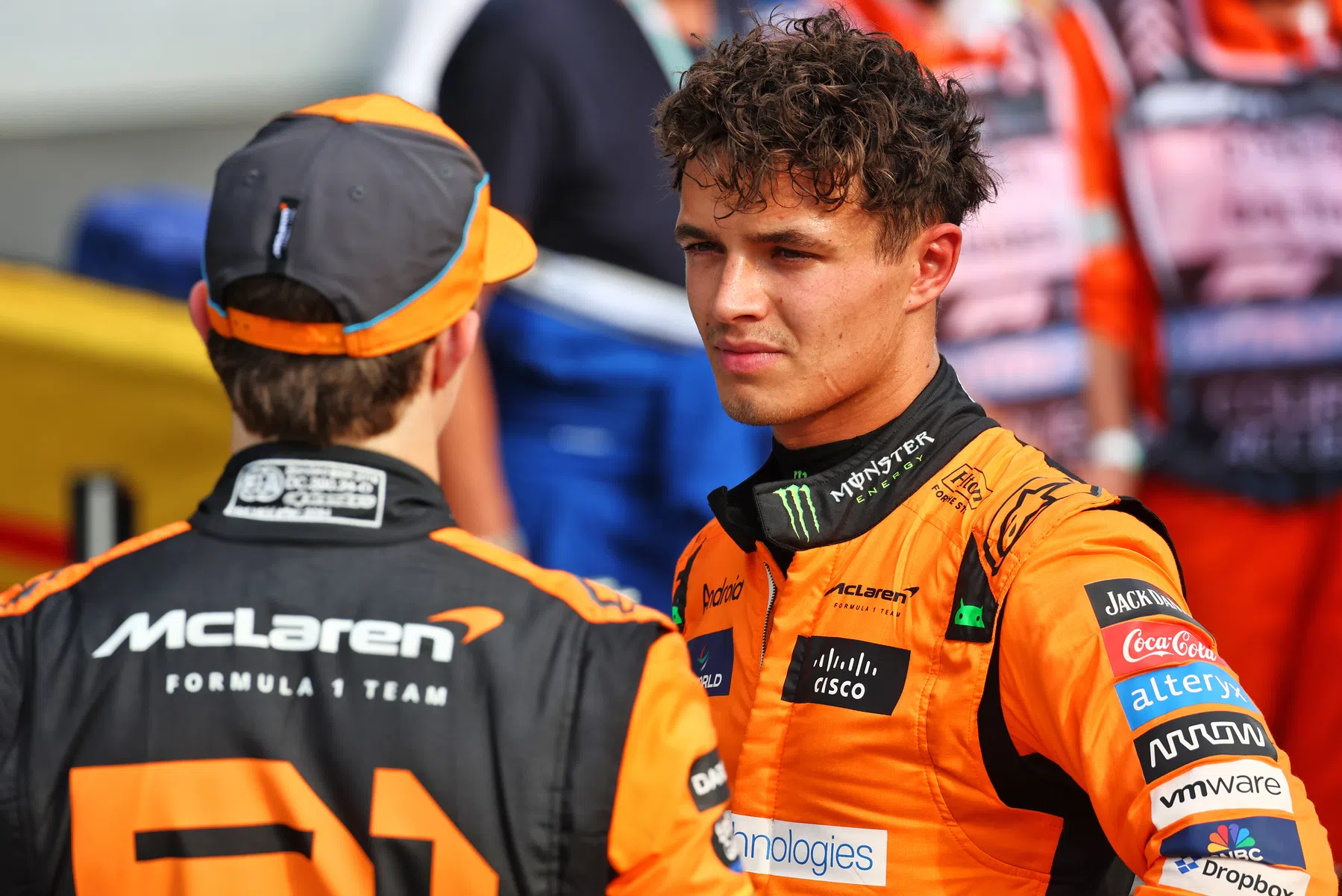 lando norris e oscar piastri discutem as ordens de equipe para o gp italiano de f1