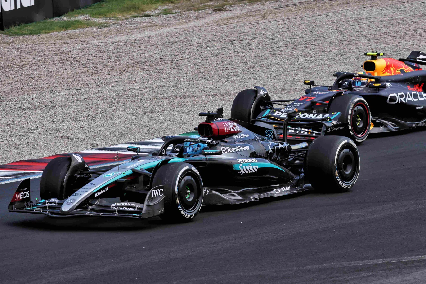 George Russell gaat in op inhaalactie van Sergio Perez op Monza