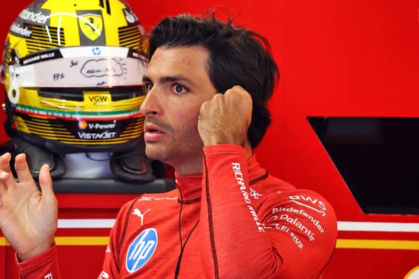 Carlos Sainz over invloed Lewis Hamilton naar Ferrari