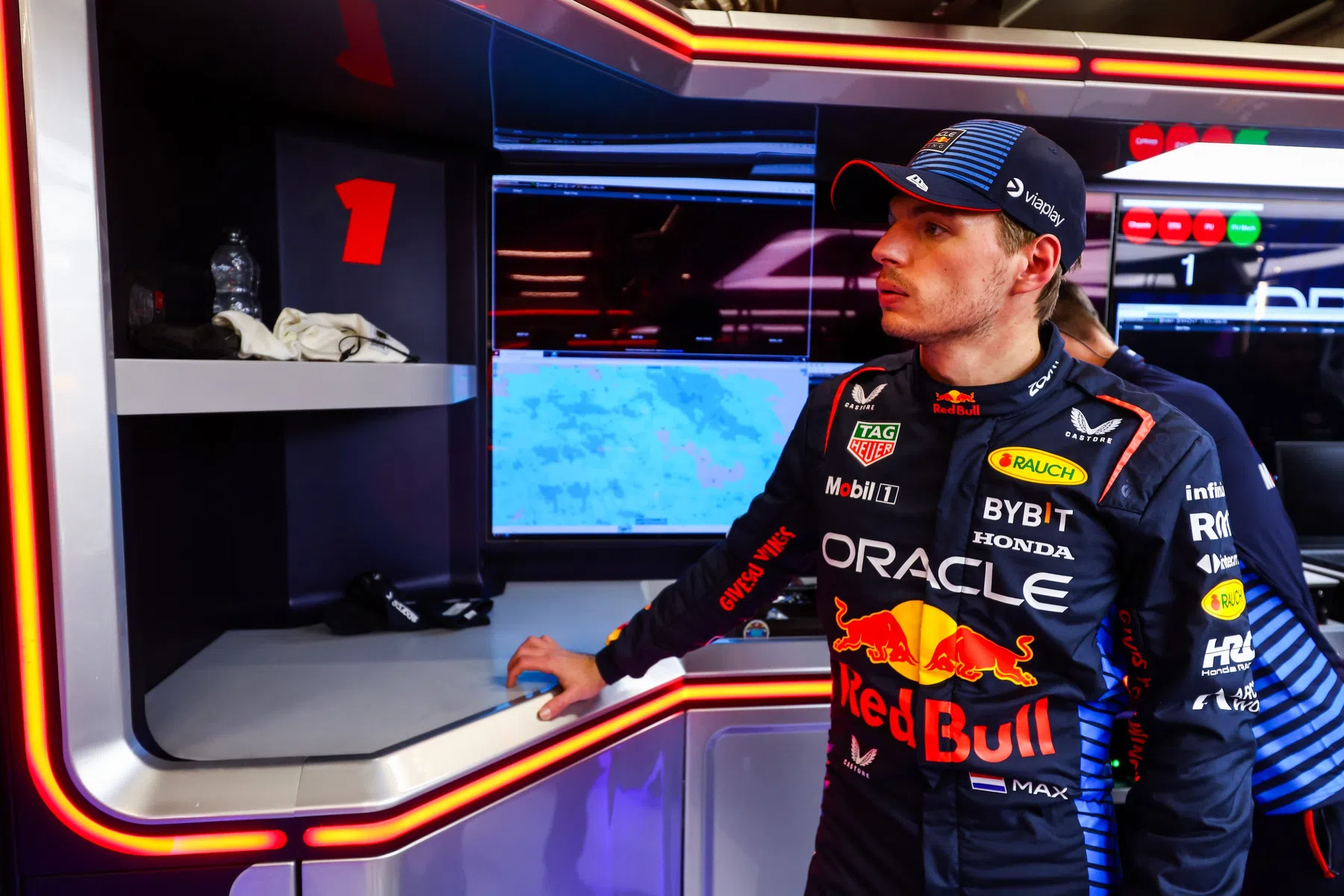 Il boss del team di F1 Mike Krack tiene aperta la porta per l'Aston Martin di Max Verstappen