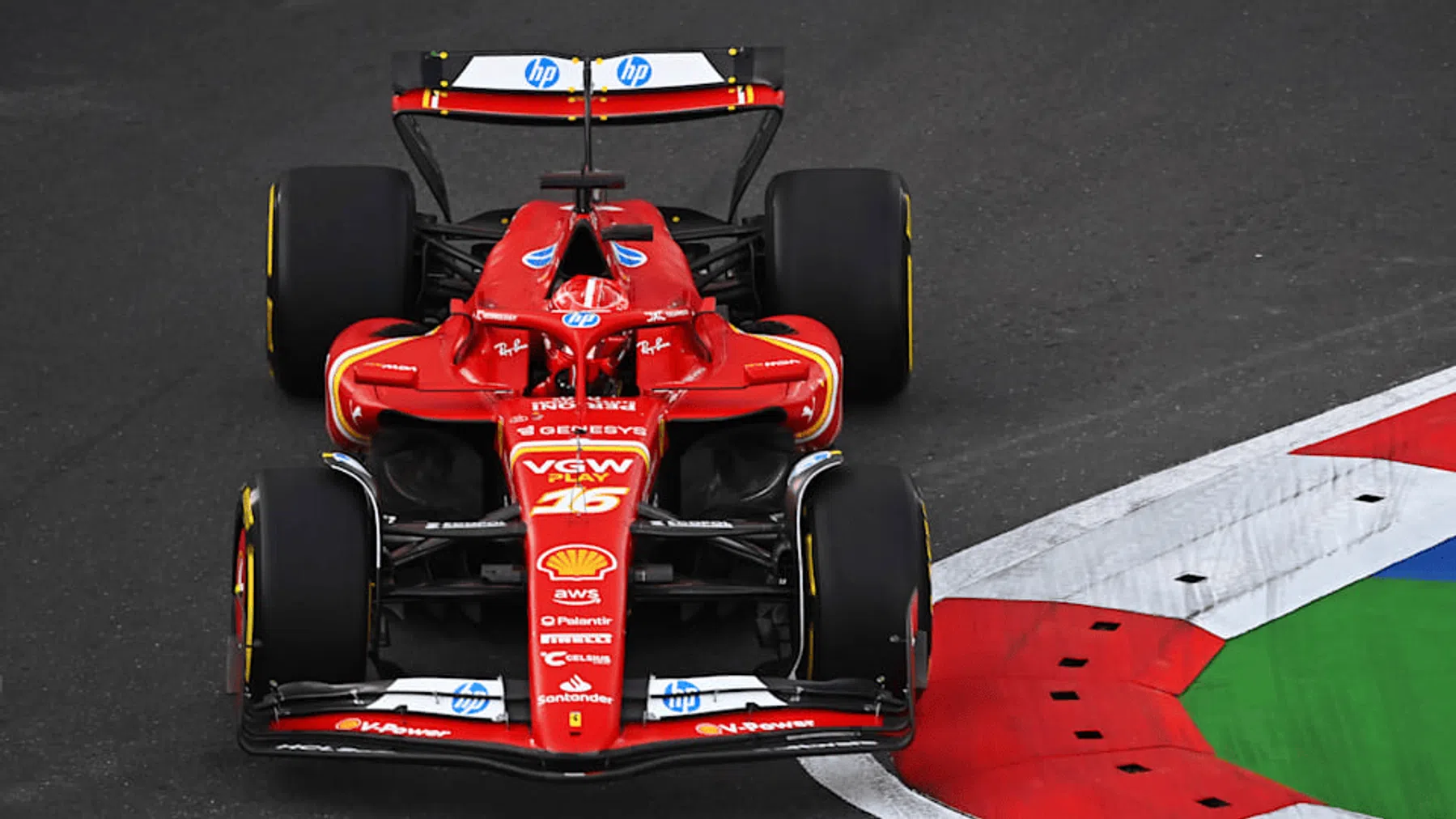 Leclerc lidera TL2 que indica intenso duelo na classificação em Baku