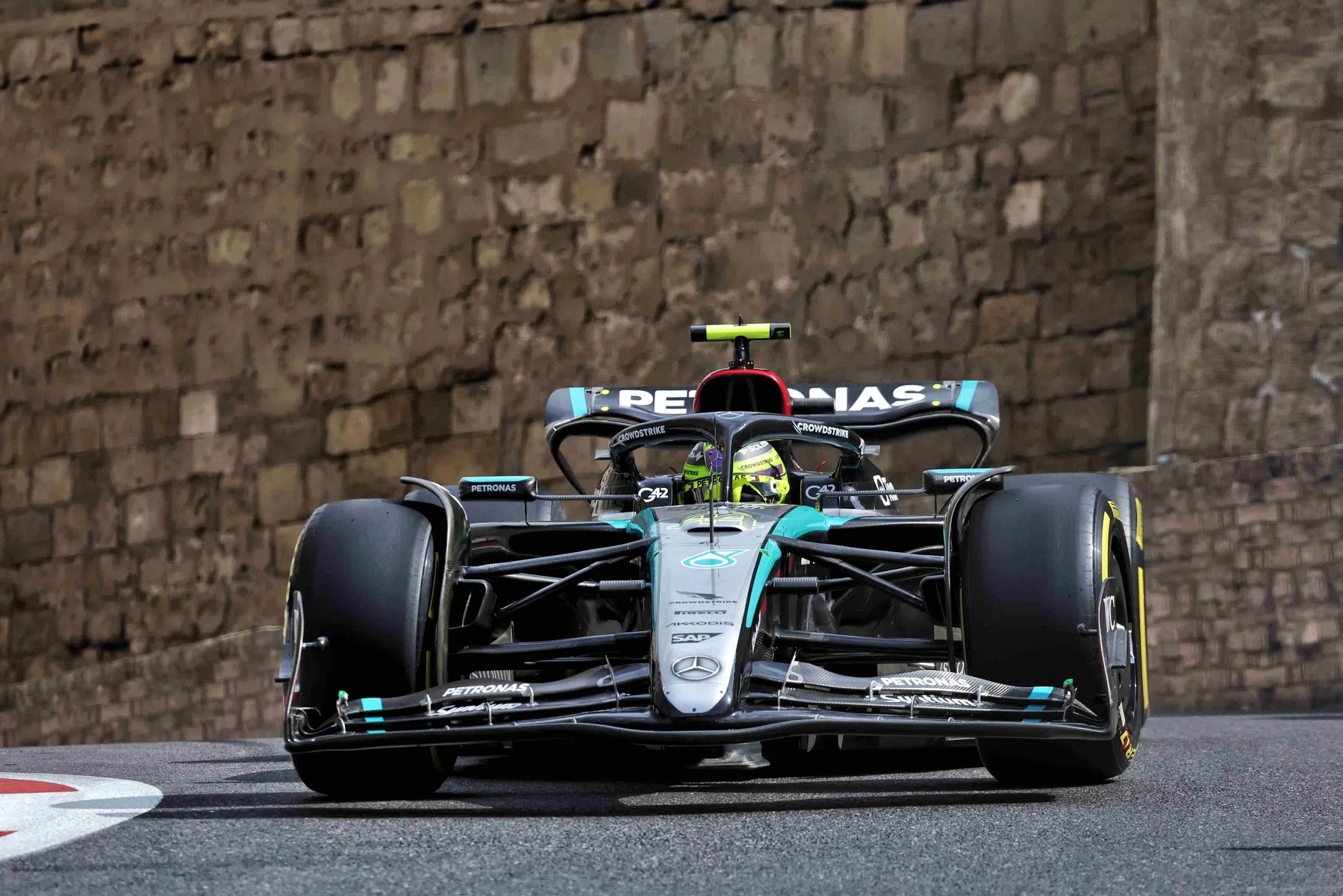 Fernando Alonso se niega a cooperar con los planes de Lewis Hamilton en la FP1