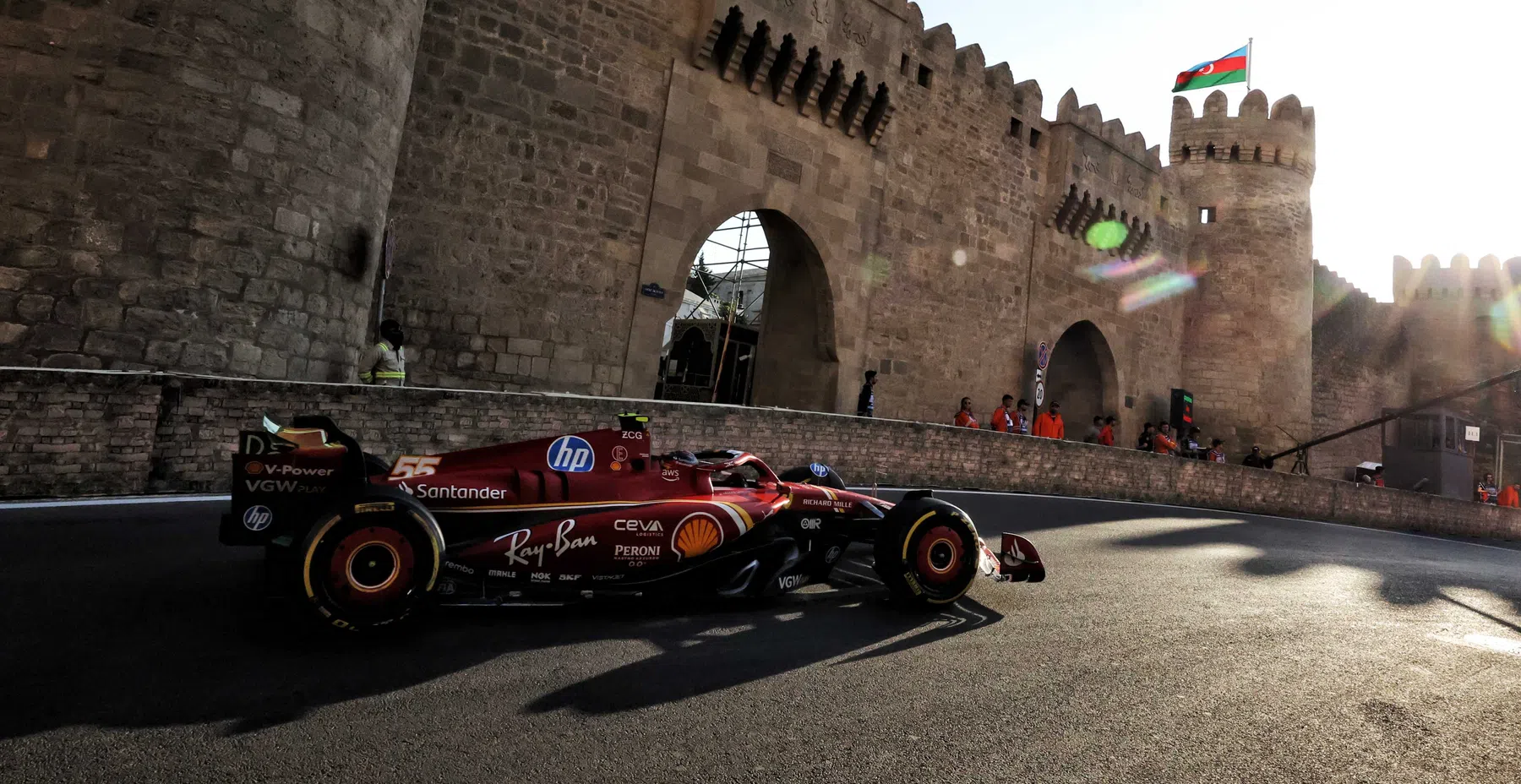 Sergio Perez e Carlos Sainz ai commissari sportivi dopo le FP2 a Baku