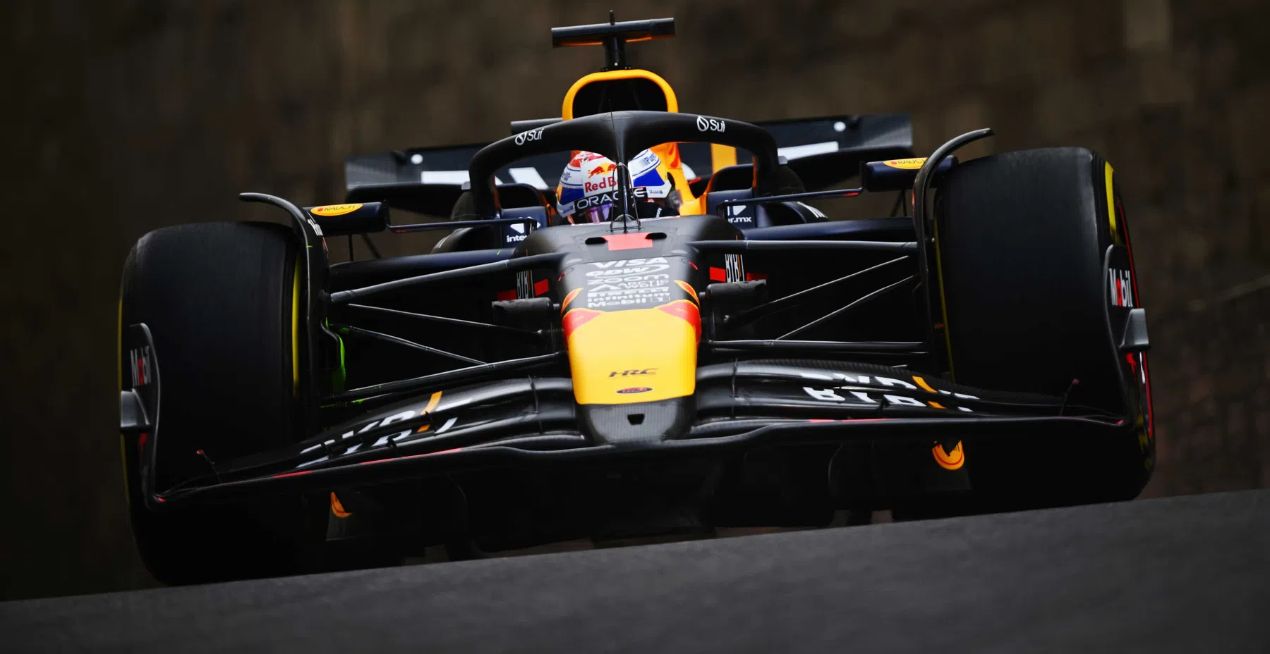 Max Verstappen in de problemen in VT2 Baku