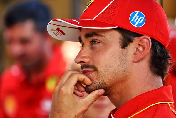 Charles Leclerc recebe reprimenda da FIA após FP3 em Baku