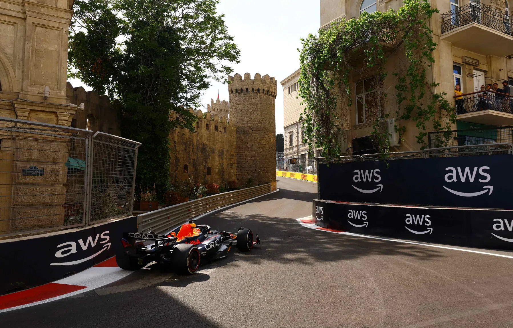 Max Verstappen klaagt over F1 wagen tegen Red Bull in Baku