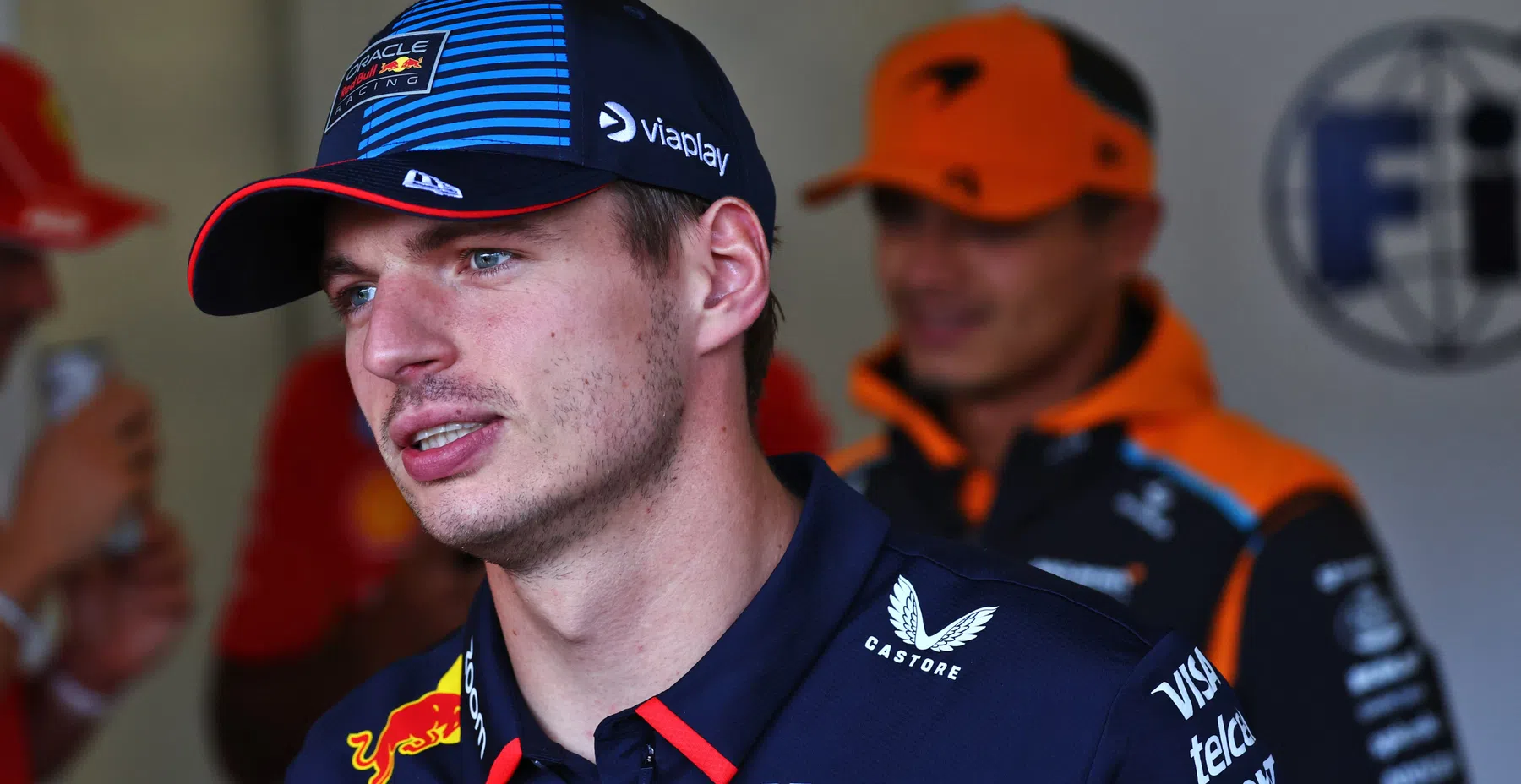 Max Verstappen y George Russell en la rueda de prensa del GP de Singapur