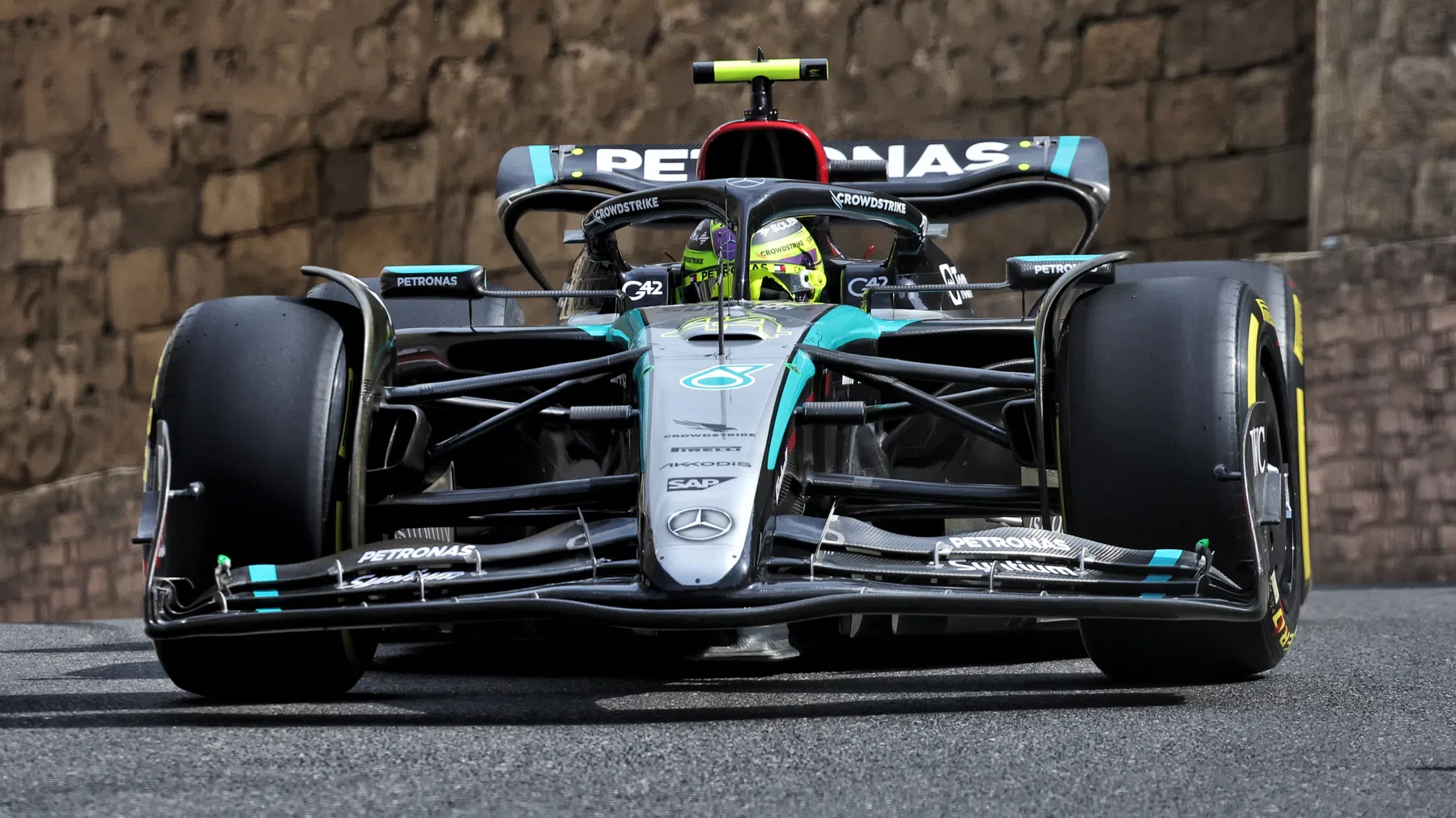 O novo assoalho da Mercedes é removido, mas muda para Austin preparado