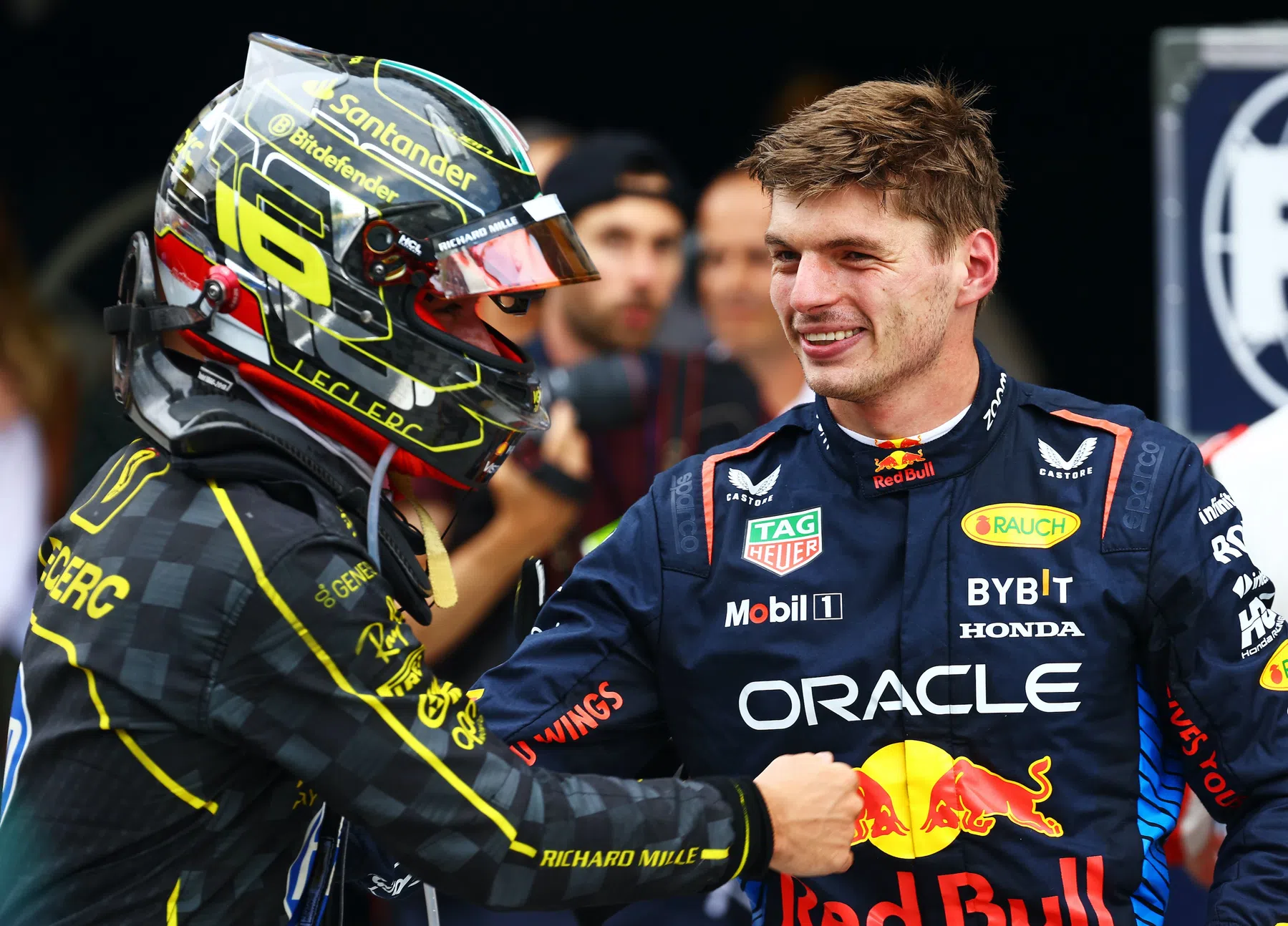 Formule 1-coureur Carlos Sainz over Charles Leclerc en Max Verstappen