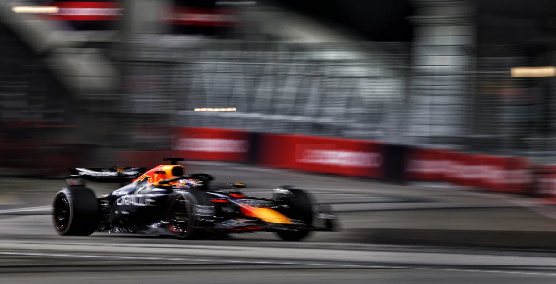 Max Verstappen raakt Q3-tijd kwijt in Singapore na crash Sainz