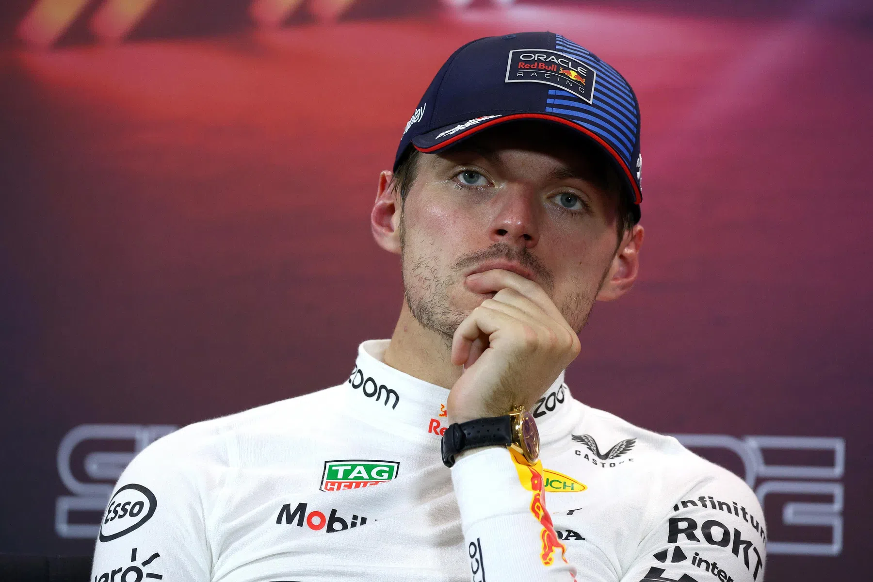 Max Verstappen organise une manifestation et parle aux médias de la F1 à l'extérieur à Singapour.