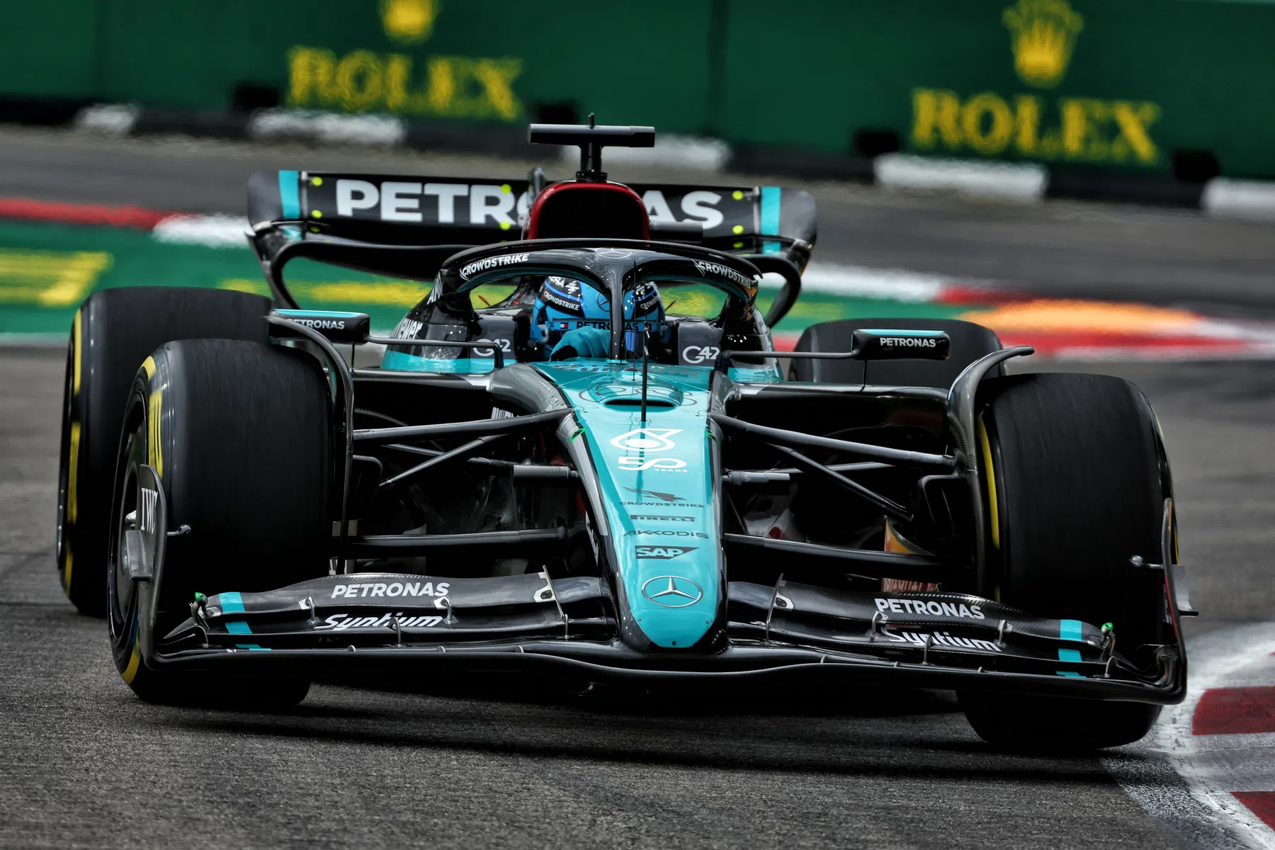 George Russell fatica nelle qualifiche di F1 del Gran Premio di Singapore