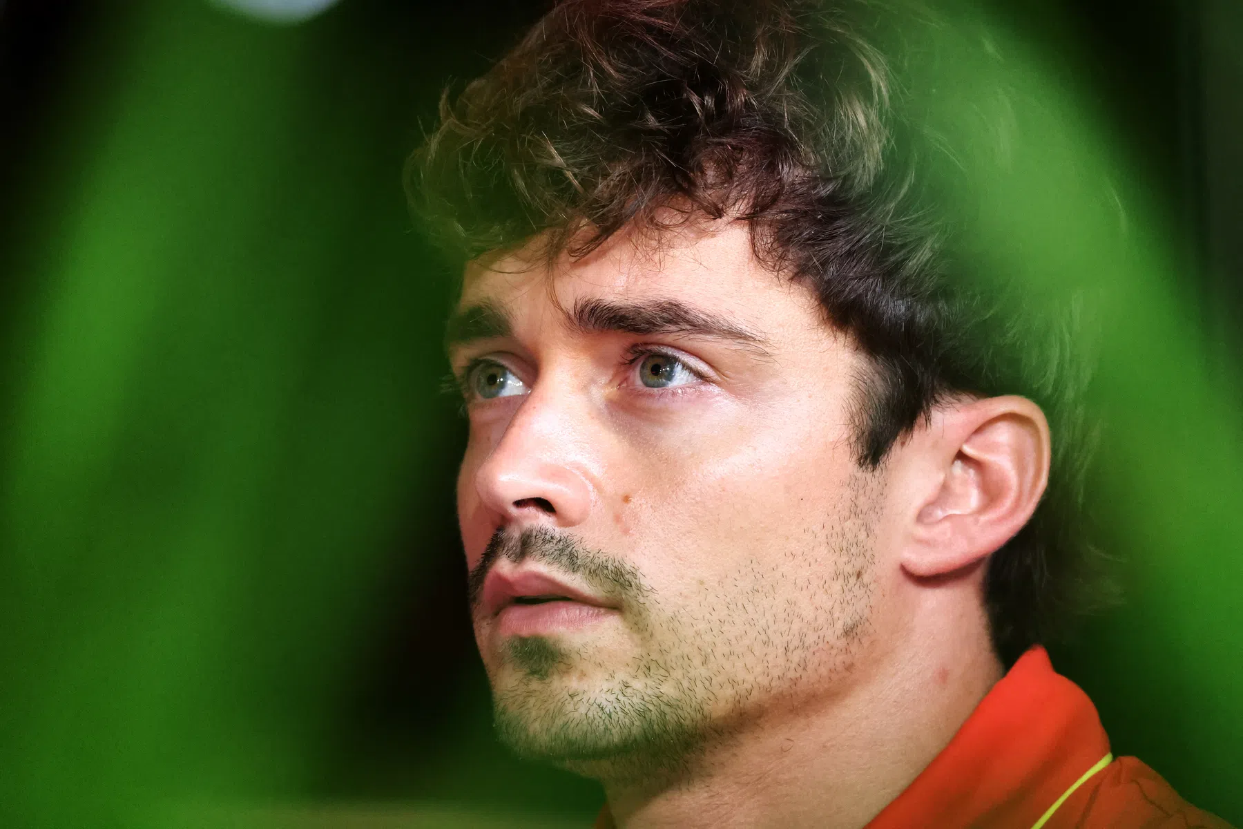 Charles Leclerc face aux commissaires lors de la FP3 de la F1 Singapour