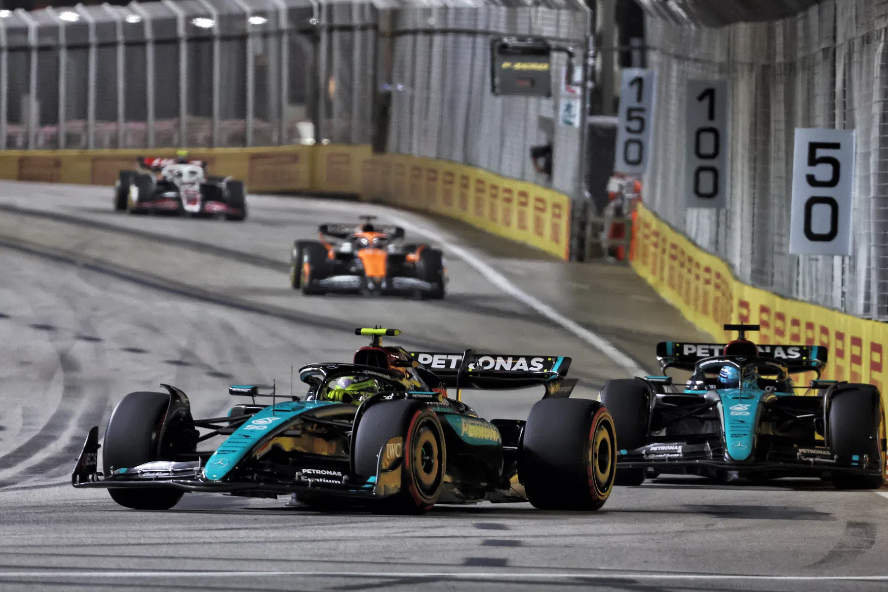 F1 Lewis Hamilton e George Russell esausti dopo il Gran Premio di Singapore