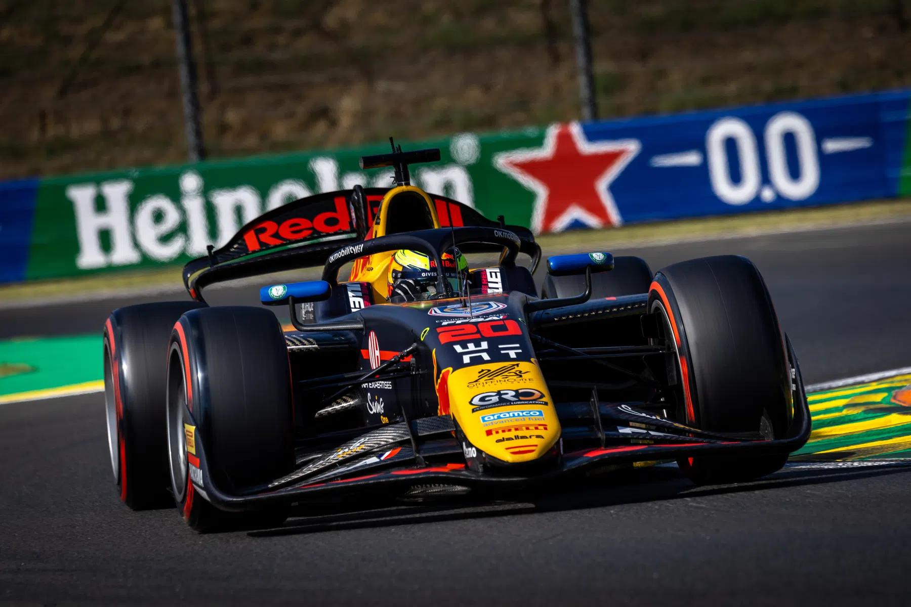 hadjar nieuwe reserverijder van red bull en vcarb na doorschuiven lawson