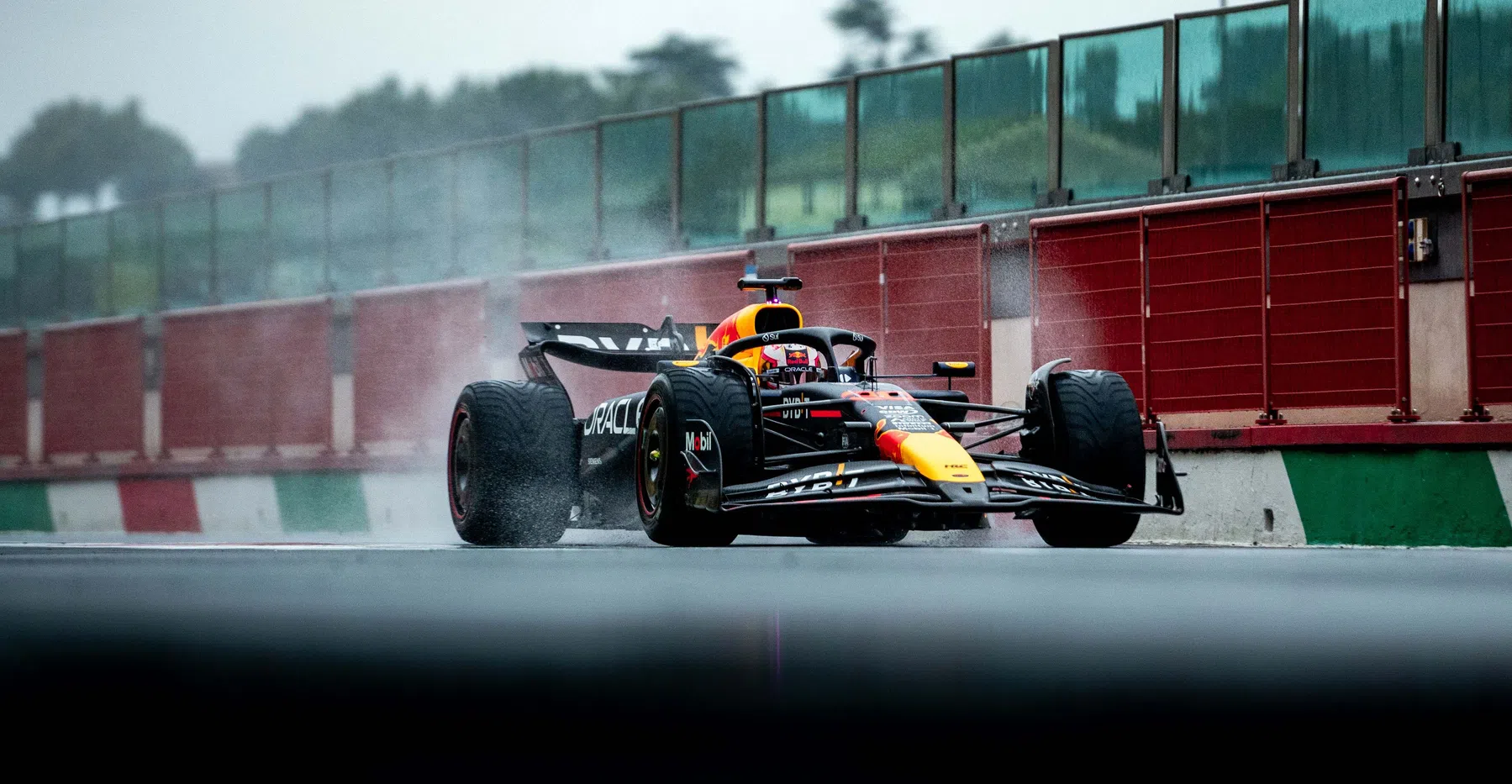 Test Pirelli di F1 con Red Bull e McLaren interrotti dalla pioggia