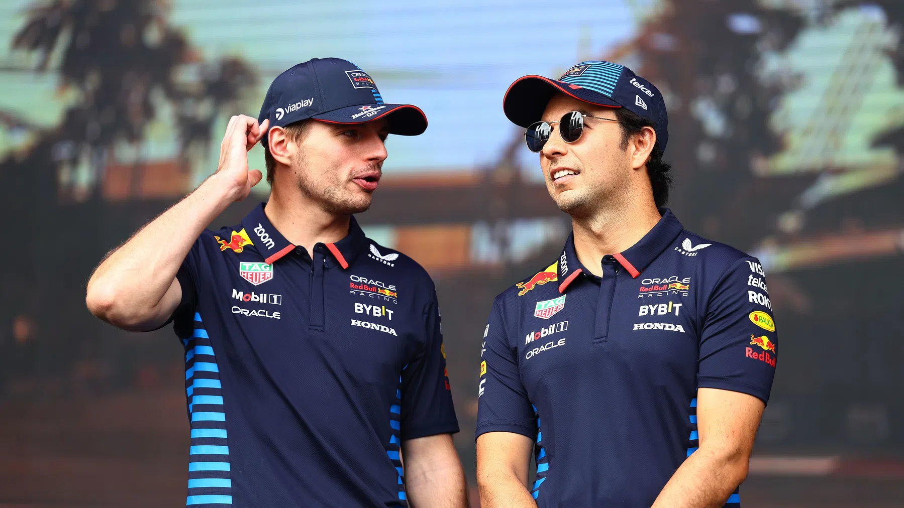 F1 Max Verstappen en Sergio Perez presenteren shirt Red Bull Bragantino