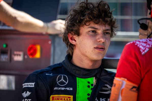 Andrea Kimi Antonelli ganha simulador e volante de presente da Mercedes