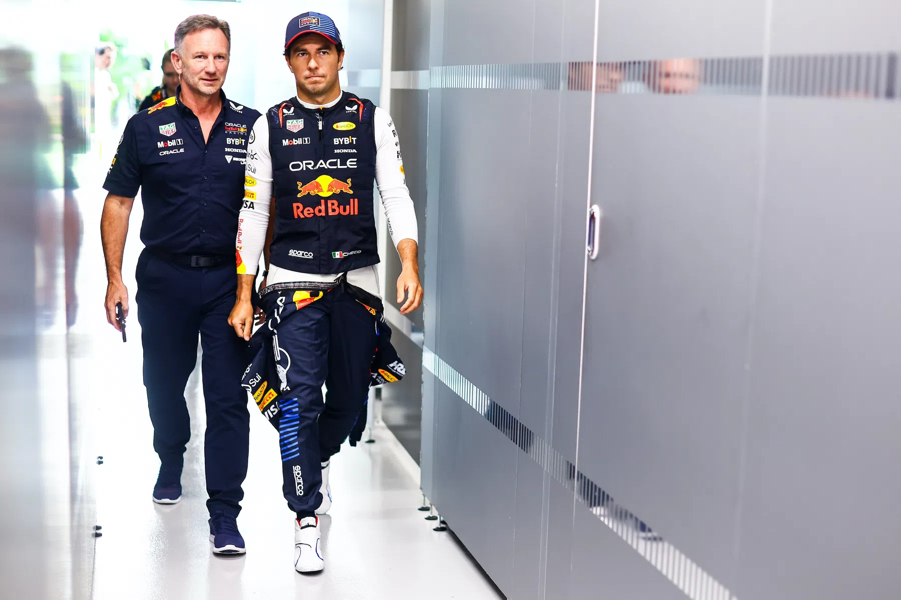 Christian Horner, jefe de equipo de Red Bull Racing, presiona a Sergio Pérez