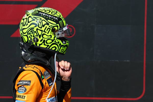 Los comisarios explican a Lando Norris la sanción de cinco segundos en el GP de EE.UU.