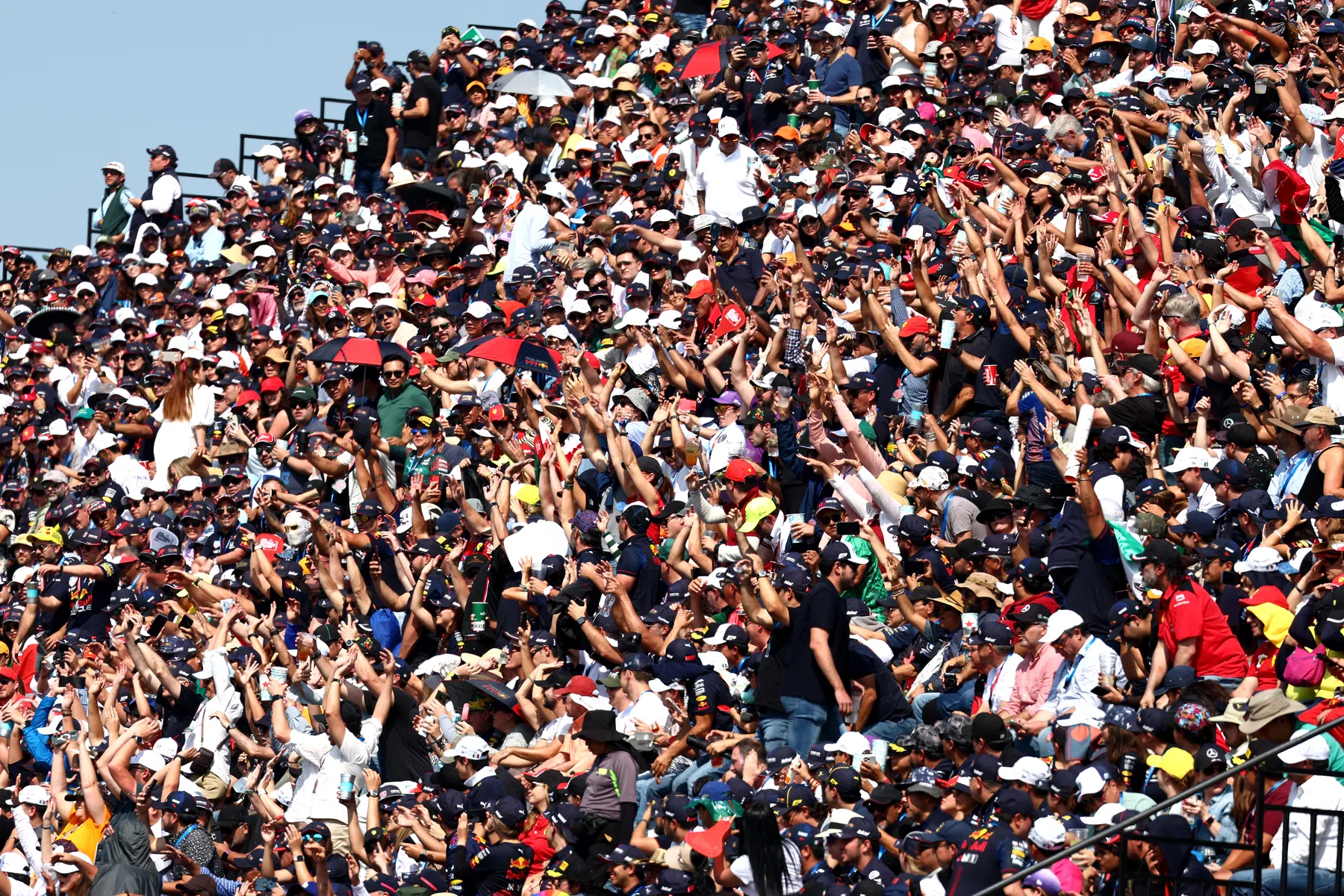 F1 2023 resumen de la carrera en México Max Verstappen gana y Sergio Pérez se estrella