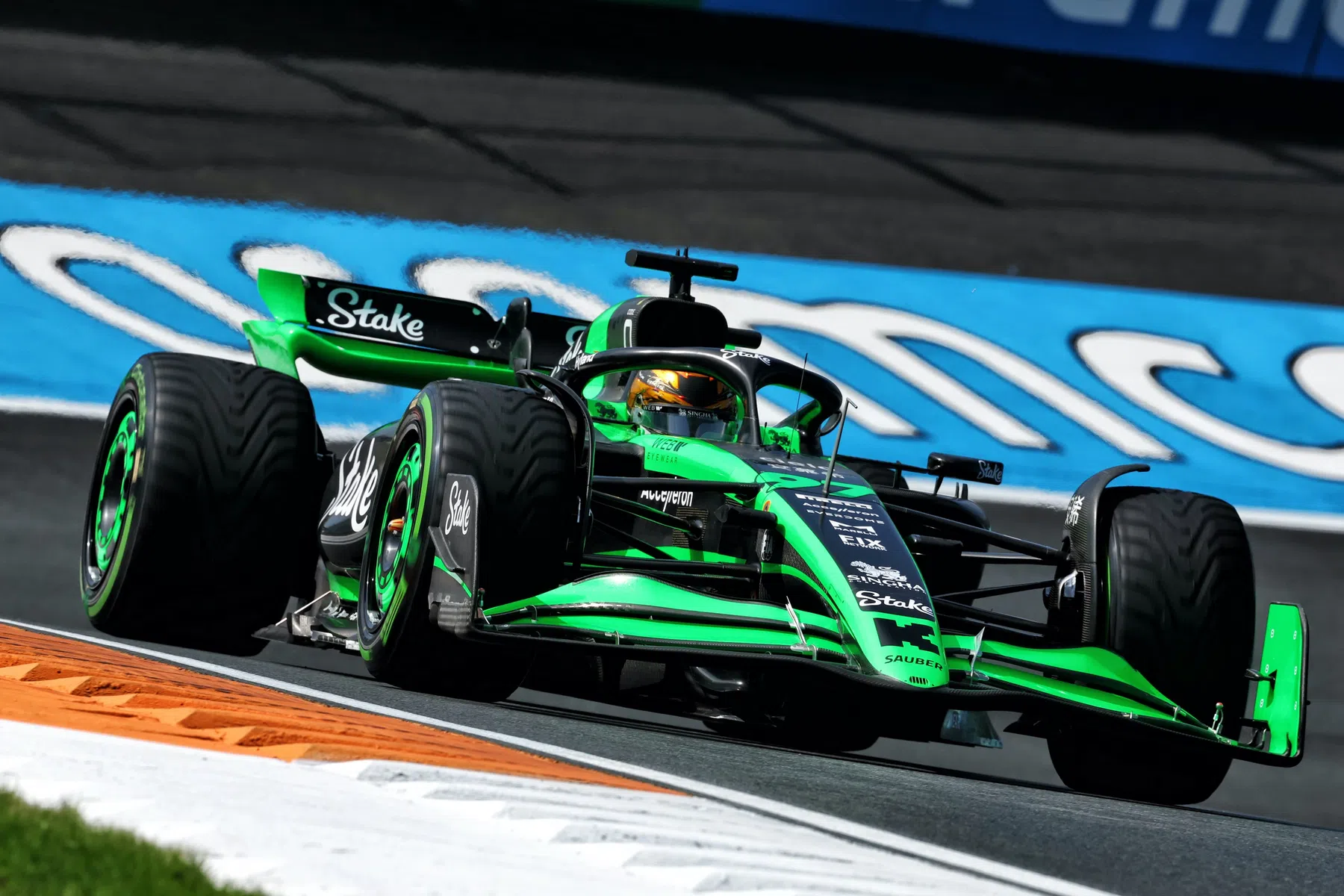 Robert Shwartzman conduce el coche de Guanyu Zhou en los primeros entrenamientos libres de México