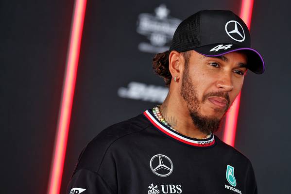 Lewis Hamilton Mercedes cerca di capire gli aggiornamenti del Messico