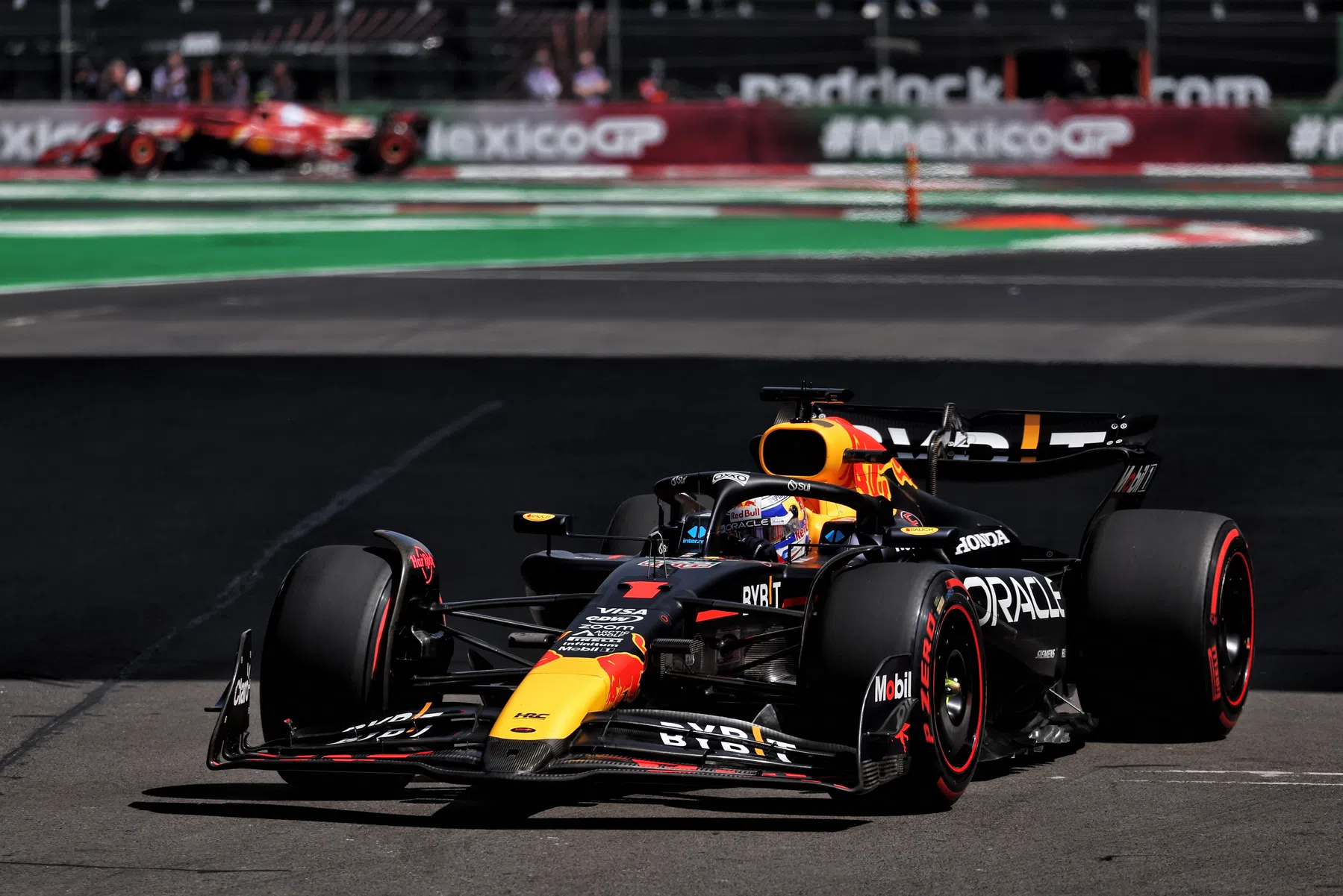 Rapport des essais de pneus Pirelli de la FP2, alors que Verstappen connaît des problèmes de moteur.