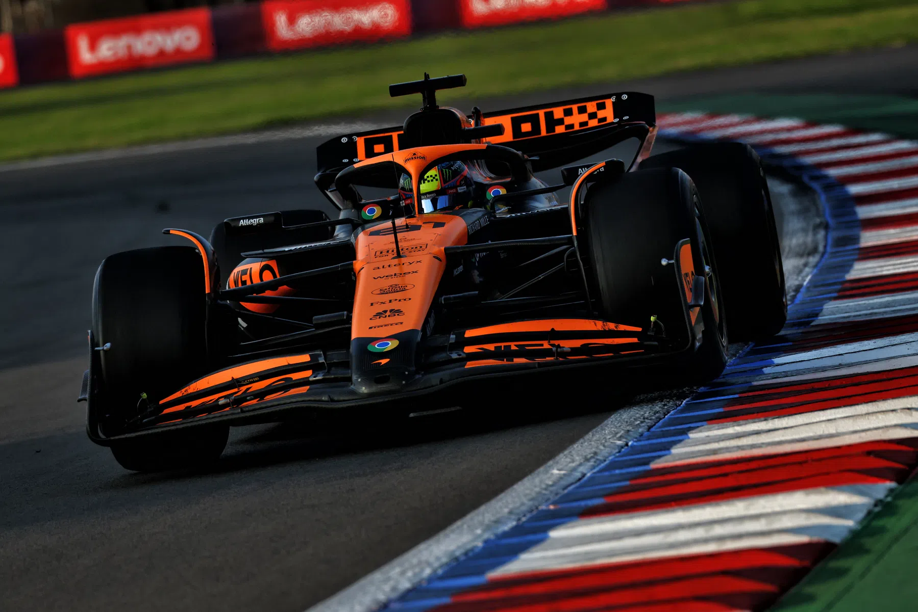 Oscar Piastri lidera la FP3 en México con Max Verstappen a medio segundo