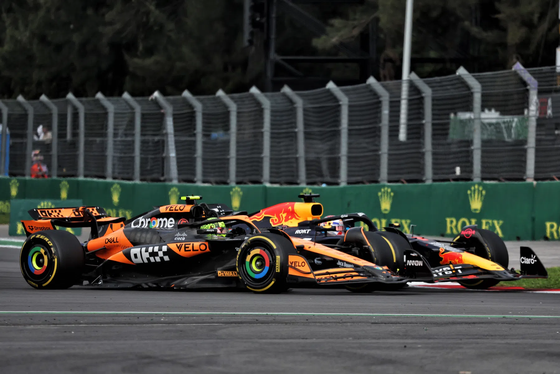 Carlos Sainz remporte le Grand Prix du Mexique, tandis que Verstappen et Norris se livrent un duel en F1.