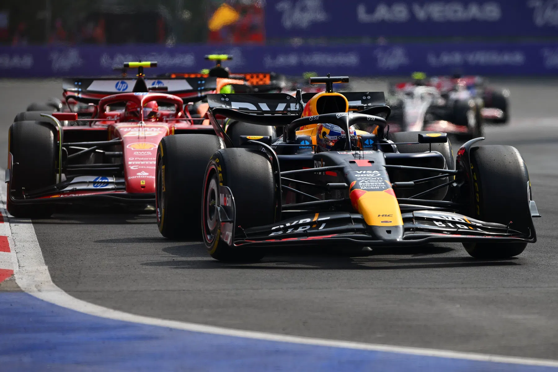 Pênalti de dez segundos para Verstappen após incidente com Norris